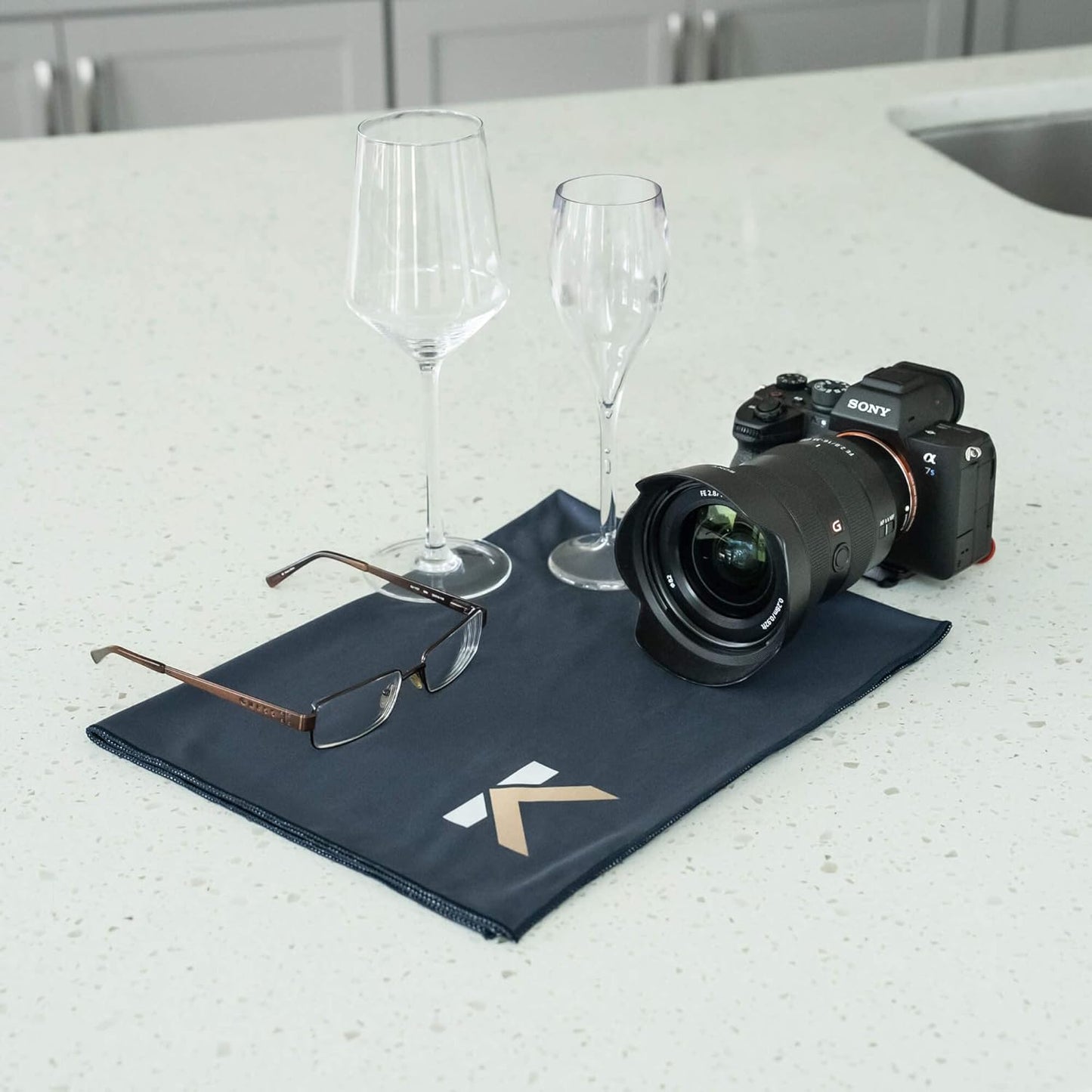 KLOVEO Polishing Cloth - Wine Glass Polishing Cloths - 20x27 Inch Large Size, Lint Free, Microfiber Cleaning Cloth for Glassware, Glasses, Sunglasses, Phone Screens, Camera Lens