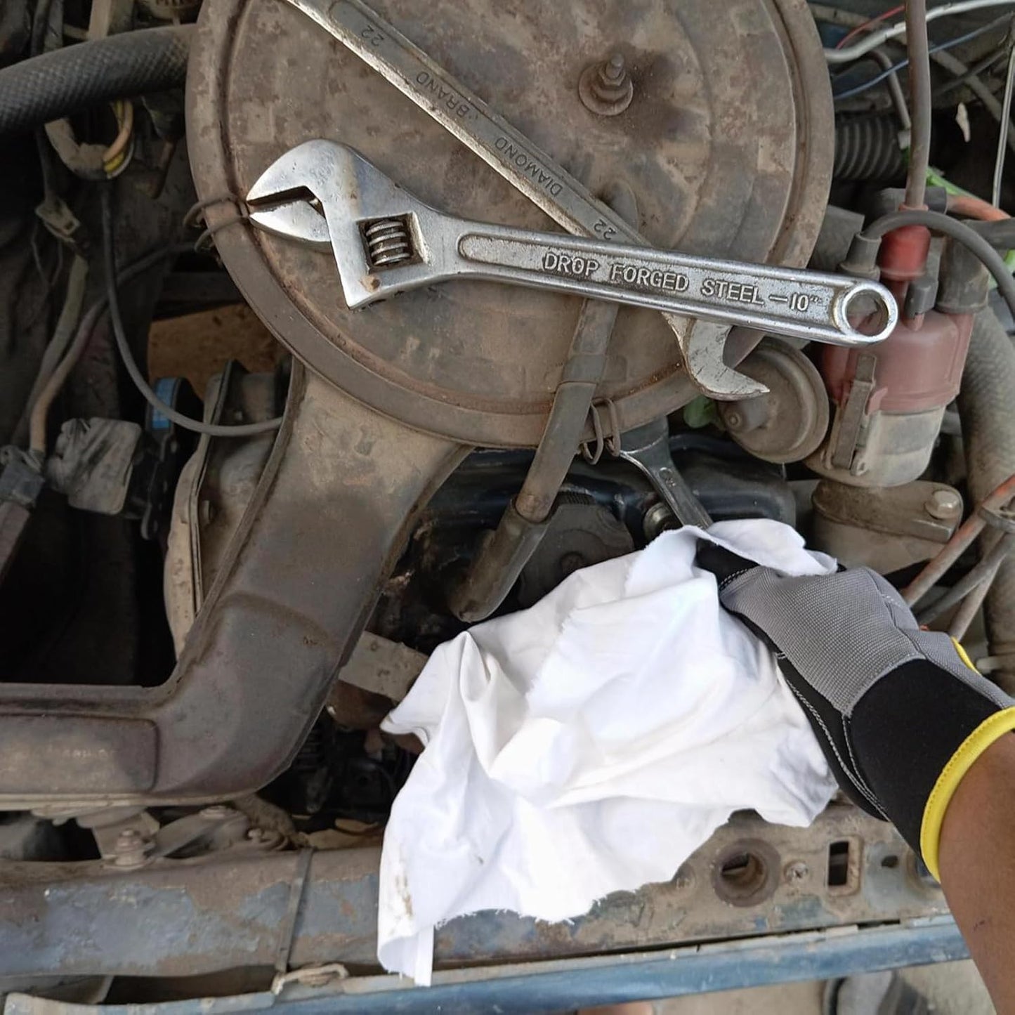 Recycled White Sheeting Cleaning Rags (600 lbs. Pallet 24x25 lbs. Box) – Lint Free White Cotton Cloths for Manufacturing | Automotive | Janitorial | Shop Rags Bulk - Multipurpose