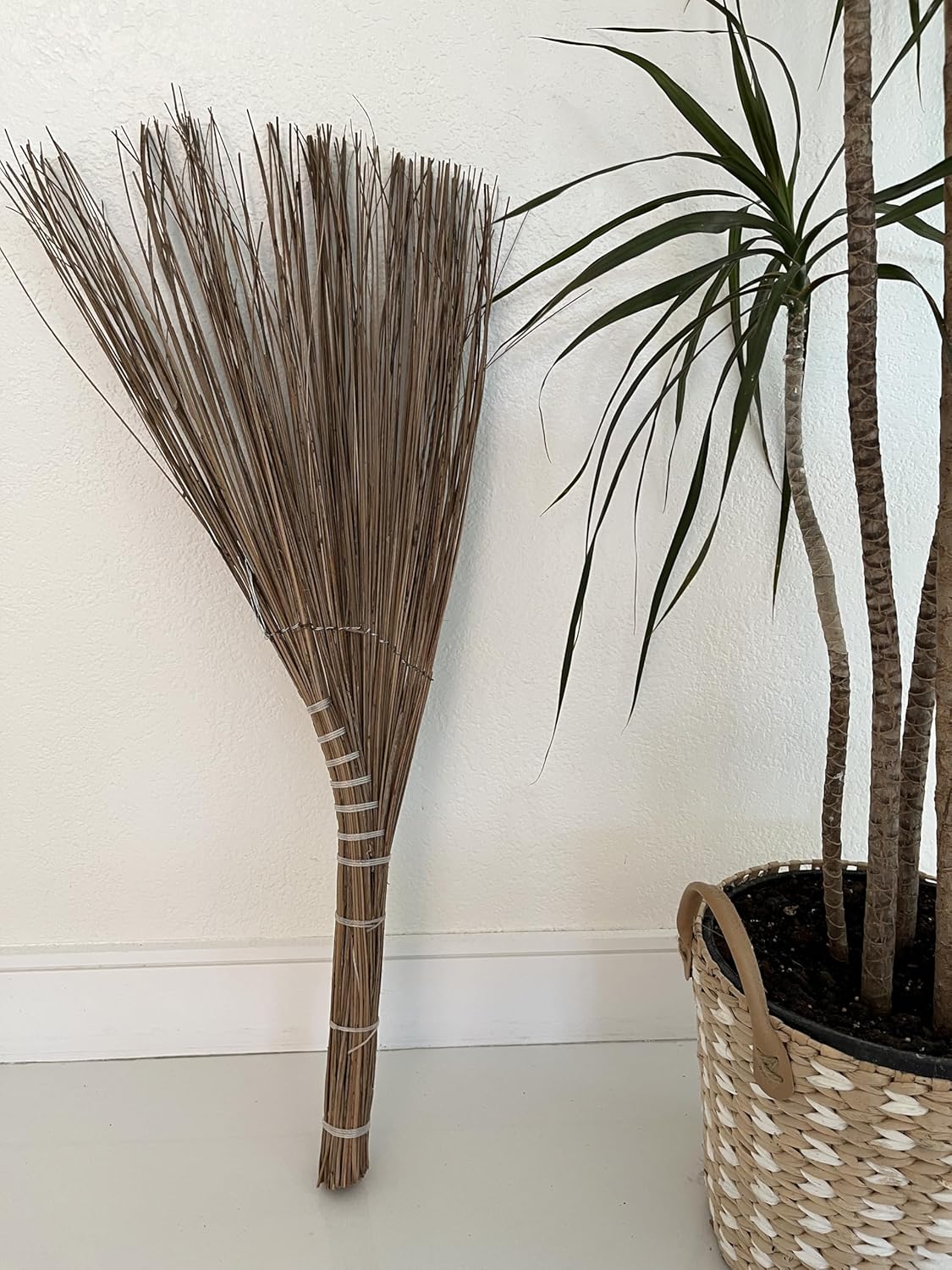 Vietnamese Natural Straw Broom/Handmade Coconut Leaf Broom for Outdoor, Patio, Driveway, Garden (45" Length)