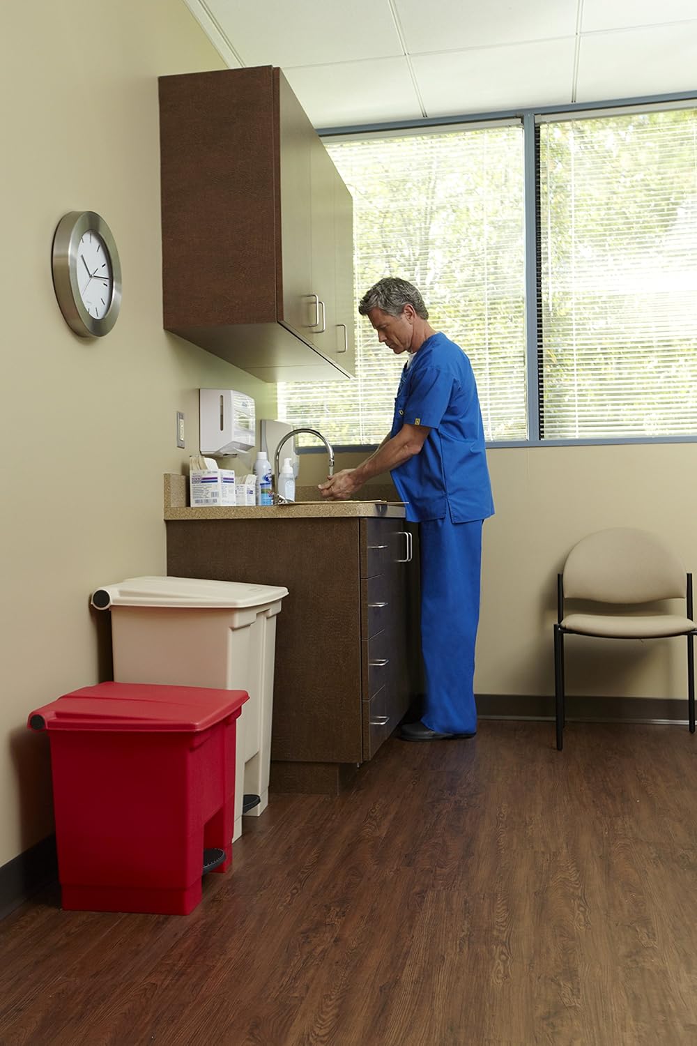 Rubbermaid Commercial Products Legacy Step-On Trash/Garbage Can/Bin, 8 Gallon, Red, for Doctor's Office/Hospitals/Healthcare